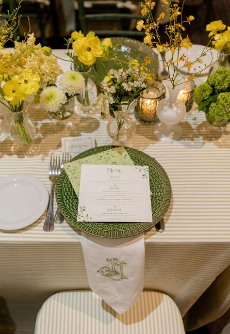 A yellow flower tablescape for this wedding rehearsal dinner. Head to the blog to see more of the stunning table decor! Yellow And Green Table Decor, Rehearsal Dinner Table Decor, Lime Green Wedding Theme, Yellow Table Setting, Green Yellow Wedding, Flower Tablescape, Green And Yellow Wedding, Yellow And Green Wedding, Chartreuse Wedding