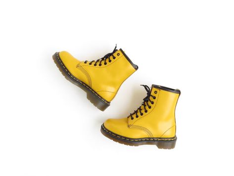 Grunge Doc Martens, Fashion Outfits Grunge, 90s Soft Grunge, Yellow Dr Martens, Boots Doc Martens, Red Doc Martens, Dc Batgirl, White Doc Martens, Kubo And The Two Strings