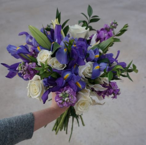 Iris Flower Bouquet Wedding, Blue Purple Flower Bouquet, Purple Iris Wedding Bouquet, Bouquet D’iris, Blue Iris Bouquet, Iris Bouquet Aesthetic, Wedding Bouquets Iris, Iris Flowers Arrangement, Wedding Bouquets With Irises