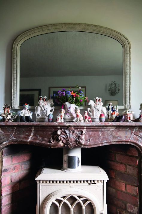 The history of Staffordshire dog figurines and how to collect them - Homes and Antiques English Country Style, Staffordshire Dog, Beware Of Dog, Victorian Cottage, Cottage Interiors, Maker’s Mark, Antique Interior, Dogs And Kids, In Pairs