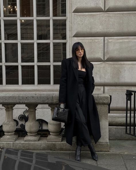 Brunch Outfit Black Woman, Ivona Zupet, Black Coat Outfit, Long Coat Outfit, Dinner Outfits, Brunch Outfit, All Black Outfit, Coat Outfits, Elegant Outfit