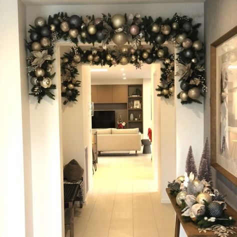 Impeccable Christmas Wall Decoration Ideas for This Festive Season Christmas Living Room Decor Ideas, Christmas Living Room Decor, Christmas Card Display, Christmas Living Room, Christmas Decor Inspiration, Christmas Themes Decorations, Christmas Decorations Living Room, Christmas Living Rooms, Living Room Decor Ideas