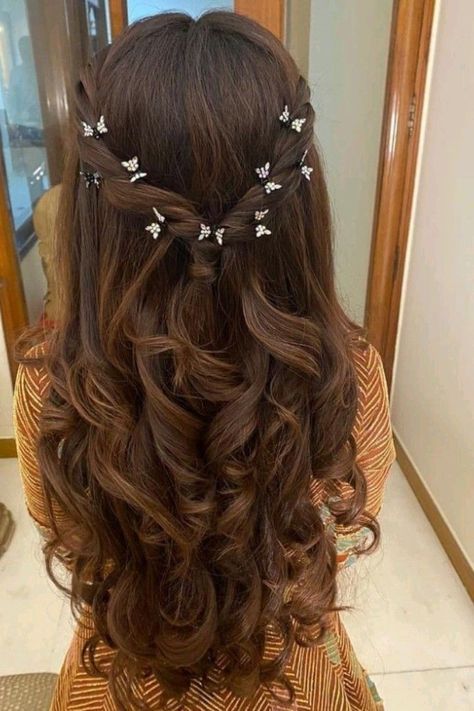 Short Hair Open Hairstyles For Wedding, Indian Wedding Guest Hair, Fancy Saree Hairstyles, Crimping Hairstyles Indian Wedding, Curly Hair Styles For Wedding, Hair Designs For Girls, Soft Curl Hairstyles, Braid Hairstyle Ideas, Medium Fine Hair