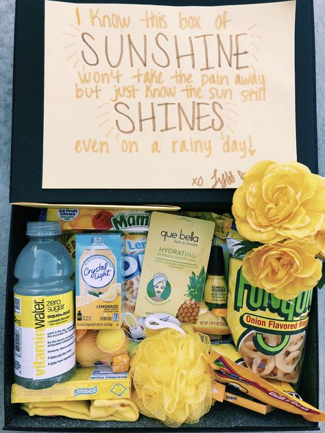 Yellow Things Gifts, Yellow Birthday Box Ideas, Color Party Basket Ideas Yellow, Yellow Gift Box Ideas For Best Friend, Yellow Gift Basket Ideas, Color Themed Gift Baskets Yellow, Color Themed Gift Baskets, Sunshine Box For Bestie, Yellow Themed Gift Basket