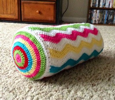 Crochet Bolster Pillow, Crochet Cushion Covers, Farmhouse Crochet, Giraffe Soft Toy, Crochet Cushion Pattern, Cylinder Pillow, Bow Pillows, Chevron Crochet, Crochet Cushion