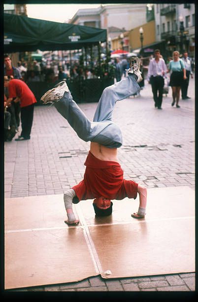 Breakdance Pictures and Photos Breakdancing Photography, Break Dance Outfit, Hip Hop Photo, Breakdance Pose, Breakdance Aesthetic, Break Dancing, Hiphop Dance Aesthetic, Hiphop Dance, Hip Hop Dance Studio