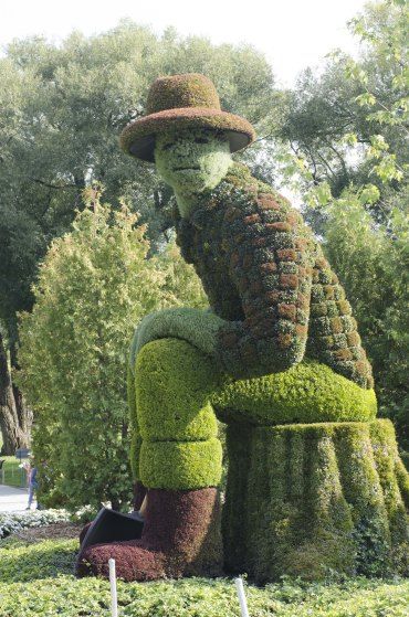 Topiary artwork Grass Sculptures, Green Sculpture, Topiary Garden, Garden Containers, Topiaries, Landscape Ideas, Awesome Things, Public Art, Yard Art