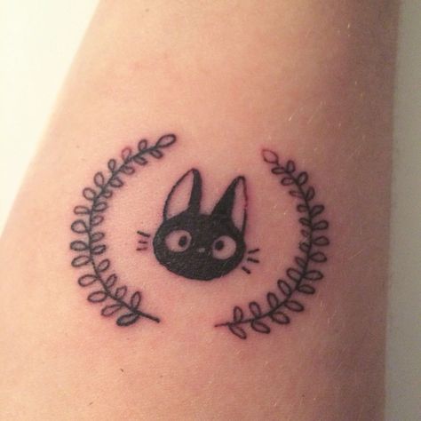 Kiki's Delivery Service Tattoo Simple, Jiji Tattoo Studio Ghibli, Jiji Kiki's Delivery Service Tattoo, Kiki Tattoo, Jiji Tattoo, Kiki's Delivery Service Tattoo, Tatuaje Studio Ghibli, Ghibli Tattoos, Studio Ghibli Tattoo