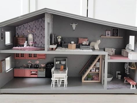 Lundby Dollhouse Makeover, Best Doll House, Diy Hardwood Floors, Lundby Dollhouse, Portable Doll House, Dollhouse Design, Rainbow Diy, Rainy Afternoon, Diy Doll Miniatures