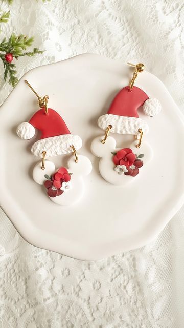 Disney Christmas Clay Earrings, Disney Christmas Earrings, Earring Business, Santa Mickey, Polymer Clay Disney, Mickey Earrings, Earring Inspo, Minnie Mouse Christmas, Christmas Clay