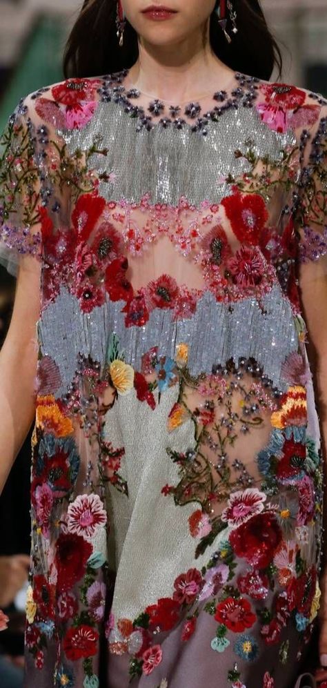 Valentino SS 2018 Detail Couture, Marchesa Spring, Beaded Fashion, Trendy Embroidery, Flowers Fashion, Embroidery Shoes, Couture Embroidery, Couture Details, Floral Fashion