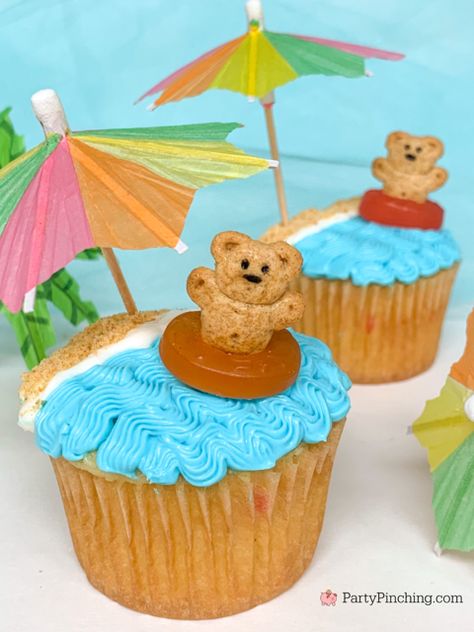 beach party cupcake, beach cupcake, easy cupcake decorating for kids, teddy graham cupcakes, beach teddy grahams, drink umbrella cupcakes, sand and sea cupcakes, ocean cupcakes, best cupcake ideas for kids, best cupcake recipe for summer Teddy Graham Beach, Teddy Graham Cupcakes, Gingerbread Competition, Beach Cupcakes, Beach Themed Cakes, Summer Cupcakes, Bear Cupcakes, Teddy Grahams, Beach Themed Party