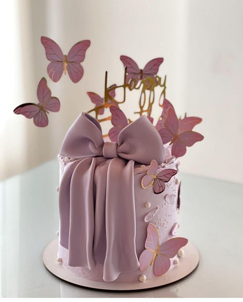 Birthday Cakes With Butterflies, Cake Decorating Butterfly, Bow Cake Design, Butterfly Cakes Ideas, Bow Cakes Birthday, Birthday Cake Women, Layer Cake Design, Cake With Butterfly, Butterfly Cake Ideas