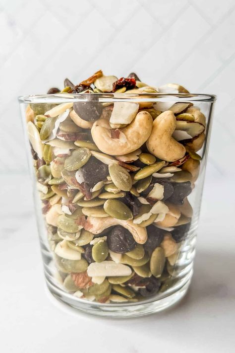 Here's how to make your own healthy trail mix. You'll love this delicious snack - it's filling, tasty, and full of healthy ingredients. Healthy Trail Mix, Trail Mix Recipes, Homemade Trail Mix, Mix Recipes, Healthy Ingredients, Weekly Menu, Making Things, Trail Mix, Dark Chocolate Chips