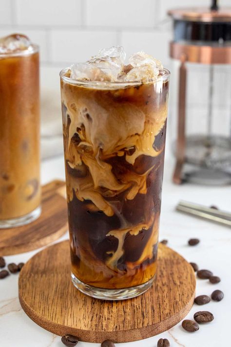 Cold Brew At Home, Cold Brew Iced Coffee, Making Cold Brew Coffee, Iced Coffee Drinks, Copycat Starbucks Recipes, Ice Milk, Easy Drink Recipes, Copykat Recipes, Copycat Restaurant Recipes