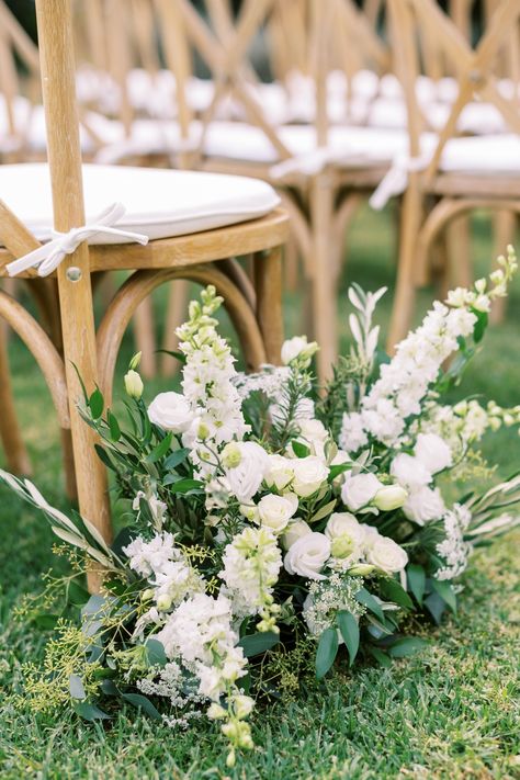 Romantic Al Fresco Wedding Inspired By Italy Wedding Ceremony Florals, Malibu Rocky Oaks Wedding, Wooden Seating, Seating Wedding, Malibu Rocky Oaks, Italian Inspired Wedding, Ceremony Florals, Wedding Flowers Peonies, Country Garden Weddings