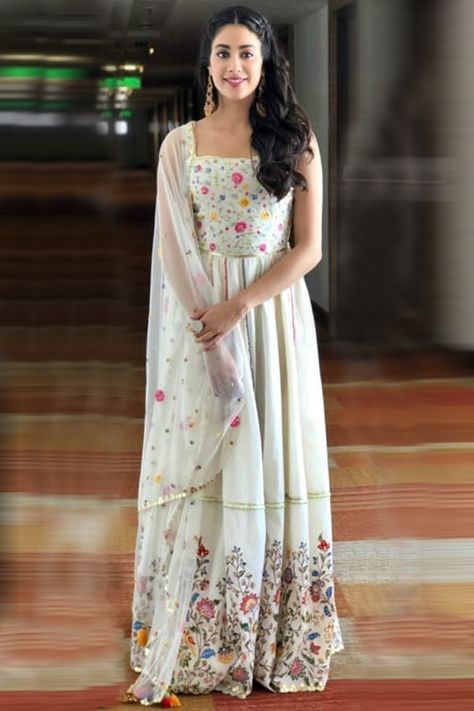 Jahnvi Kapoor, Jhanvi Kapoor, Simple Dance, Simple Lehenga, Gaun Fashion, Janhvi Kapoor, Salwar Kamiz, Indian Gowns Dresses, Traditional Indian Outfits