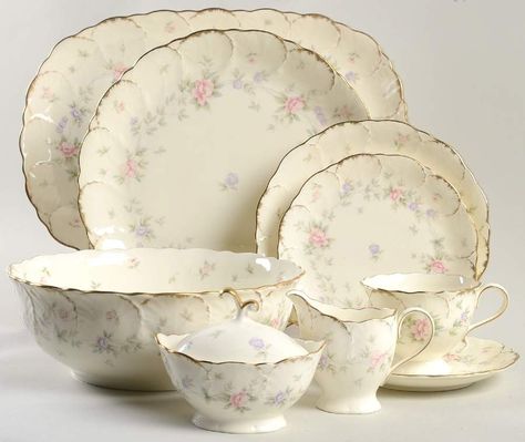 Vintage Home Decor Living Room, Crockery Design, Porcelain Dishes, Desain Pantry, Luxury Tableware, Pretty China, Antique Dishes, Vintage Dinnerware, Home Decor Vintage