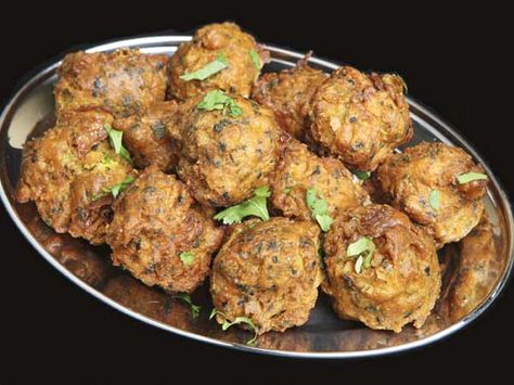 Piping hot pakoras - http://idiva.com/news-work-life/musttry-5-yummy-pakora-recipes/13383# Pakistani Foods, Vegetable Pakora, Onion Bhaji, Vegetarian Meatballs, Pakora Recipe, Pakora Recipes, Snacks Appetizers, Indian Recipe, Tamil Language