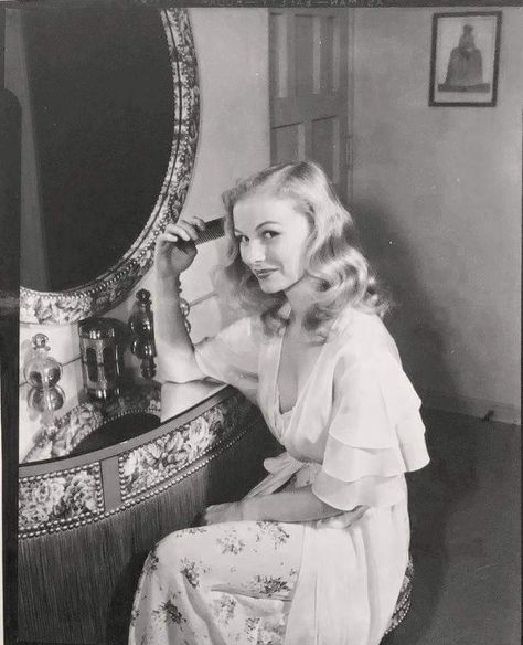 Klasik Hollywood, Vintage Hollywood Glamour, Veronica Lake, Wwii Photos, Old Hollywood Stars, Classic Actresses, Actrices Hollywood, Old Hollywood Glamour, Golden Age Of Hollywood