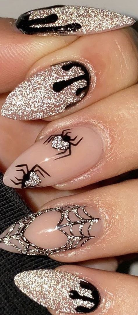 Halloween Nails Iridescent, Vintage Style Nail Art, Black Nail Designs Spooky, Reflective Almond Nails, Cool Fall Nails 2023, Cute Nail Ideas For Halloween, Complex Nail Art Designs, Glitter Spooky Nails, Goth Nails Art