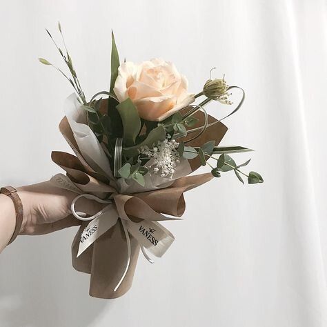 My Favorite Floral Trends for Fall — LeFeast Graduation Money Bouquet, Money Rose Bouquet, Single Flower Bouquet, Money Rose, Graduation Money, Money Bouquet, Flower Bouquet Diy, Flower Box Gift, Flower Gift Ideas