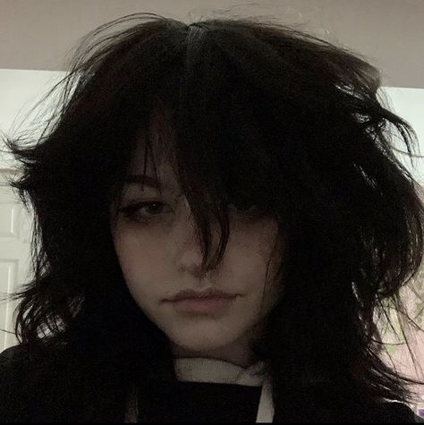 Messy Hair Curtain Bangs, Black Haired Female Face Claim, Emo Curtain Bangs, Messy Hair Women, Medium Grunge Hair, My Type Women, Fluffy Hair Girl, Sydney Sargent, Curly Hair Wolf Cut