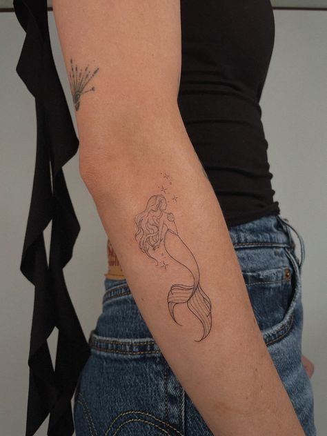 Mermaid Tattoos Aesthetic, Dainty Back Shoulder Tattoos For Women, Minimalist Mermaid Tattoo Simple, Sister Mermaid Tattoos, Unique Fish Tattoo, Tiny Mermaid Tattoo Simple, Mystical Mermaid Tattoo, Seahorse Flower Tattoo, Live In The Moment Tattoo Symbol