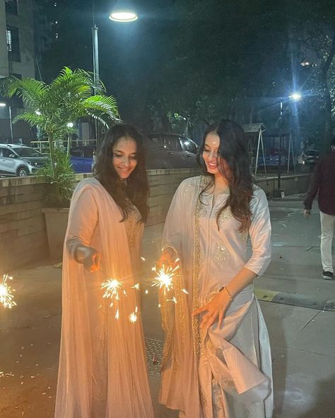 Festive Photoshoot Ideas, Diwali Friends Photoshoot, Diwali Poses With Bestie, Diwali Asthetic Pose, Pose With Sister In Traditional, Diwali Photo Ideas For Women, Diwali Poses With Crackers, Diwali Poses For Women Aesthetic, Diwali Insta Story Ideas