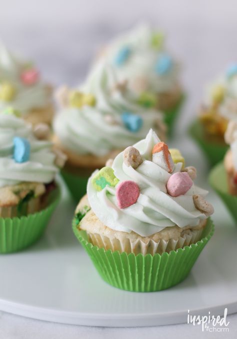 st patricks day cupcakes Lucky Charms Recipes, Lucky Charms Cupcakes, St Patricks Desserts, Irish Desserts Traditional, St Patricks Food, Charm Cake, St Patrick Day Snacks, Lucky Charms Treats, St Patricks Day Cakes