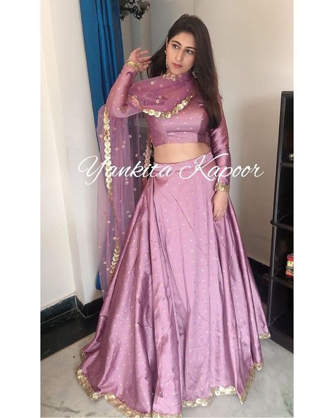 Plain Lehenga Designs, Silk Lengha, Latest Traditional Dresses, Plain Lehenga, Traditional Indian Clothes, Suits Pakistani, Organza Lehenga, Indian Sarees Online, Choli Designs