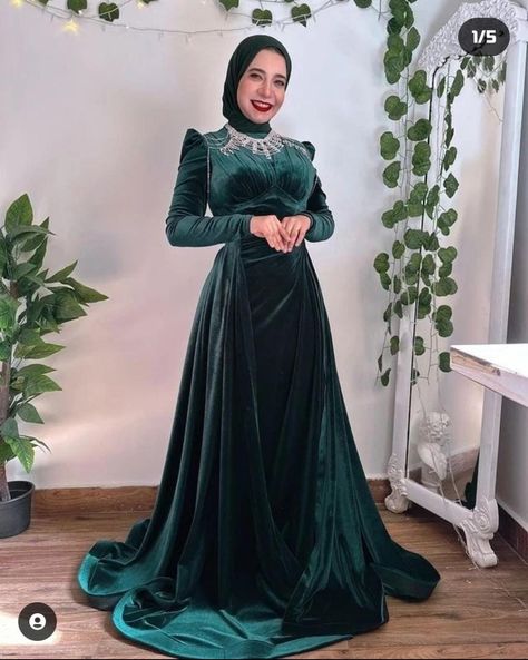 Winter Soiree Dresses, Arabic Evening Dress, Mermaid Prom Gown, Wedding Hijab Styles, Mermaid Gown Prom, Hijab Dress Party, Soiree Dresses, Black Dresses Classy, Soiree Dress