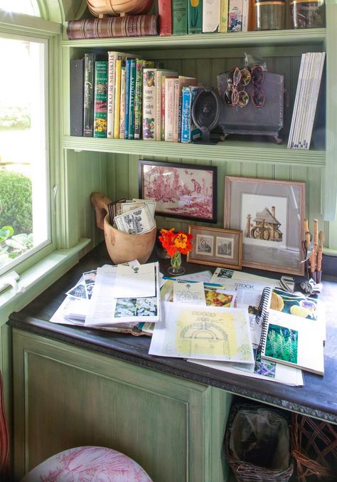 Mudroom Hallway, Garden Hallway, Book Garden, Cottage Studio, Charlotte Moss, Mudroom Decor, Green French, New York School, Flower Room