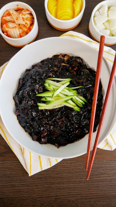 Black Noodles, Black Bean Noodles, Bean Noodles, Wheat Noodles, Black Bean Sauce, K Food, Salty Foods, Black Food, Cooking Wine