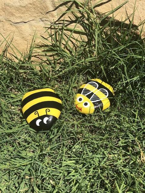 Easy and Fun Painted Pebble Garden Art Ideas - 122 Painted Bees, Bee Rocks, Pebble Garden, Painted Rock Animals, Painted Rocks Kids, Painted Rocks Craft, Painted Rocks Diy, Rock Painting Ideas Easy, Rock Painting Patterns