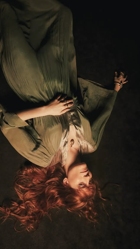 Florence Welsh, Florence And The Machine, Have Courage And Be Kind, Florence Welch, Florence The Machines, Lockscreen Wallpaper, Urban Fantasy, The Machine, Green Aesthetic