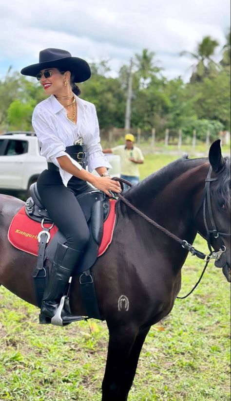 Ride Horse Outfit, Equestrian Outfits Casual Summer, Outfit Rancho Mujer, Black Cowgirl Hat Outfit, Black Cowboy Hat Outfit Woman, Cowgirl Outfits Black, Cowgirl Style Outfits Rodeo, Horse Riding Outfit Summer, Farmgirl Outfits