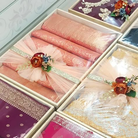 Dresses Packing Ideas, Saree Packing Ideas Wedding Gift Packaging, Saree Packing Ideas Wedding, Seserahan Mukena, Packing Ideas For Wedding, Diwali Diva, Chhab Decoration, Saree Packing, Packing Idea