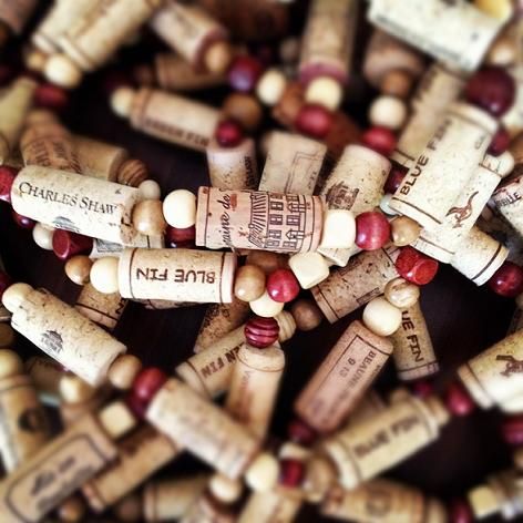 DIY Christmas Tree Garlands | TheProjectPile.com Wine Cork Garland, Cork Garland, Wine Cork Projects, Wine Cork Art, Cork Projects, Garland Diy, Wine Bottle Corks, Wine Craft, Cork Art