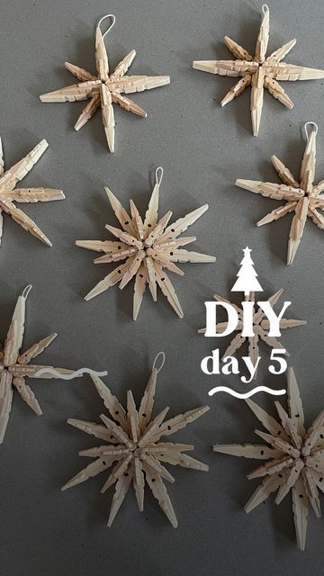 Snow Flake Christmas Tree Decorations, Peg Stars, Neutral Christmas Tree, Clothespin Crafts Christmas, Diy Christmas Star, Clothespin Art, Christmas Tree Decorating Themes, Diy Christmas Ornament, Neutral Christmas