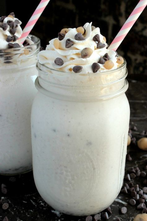 ☼ tiakenzie ☼ Milkshake Recipe Easy, Homemade Cookie Dough, Homemade Cookie, Chocolate Milkshake, Milkshake Recipes, Milk Shakes, Oreo Dessert, Homemade Whipped Cream, Vegetable Drinks