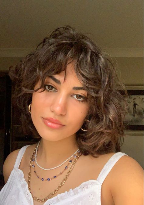 Short Curly Wavy Hair With Bangs, Curly Side Bangs Fringes, Short Curly 70s Hair, Short Brown Curly Hair With Bangs, Medium Length Hair With Layers Styles Updo, Fringe Haircut Curly Hair, Curly Short Hair With Fringe, Curly Hairstyles Fringe, Fringes For Curly Hair