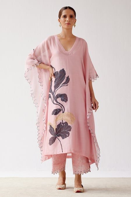 Kaftan Suit Design, Hand Painted Kurti Designs, Kaftan Suit, Boho Kaftans, Pink Kaftan, V Neck Kaftan, Lotus Drawing, Kaftan Set, Kaftan Tops