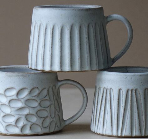 Carving Pottery Mugs, Ceramic Mug Carving, Beginner Ceramics Ideas, Carved Pottery Mugs, Carved Ceramic Mugs, Carved Mugs Pottery, Handbuild Mugs, Carved Pottery Ideas, Ceramic Mugs Designs Creative