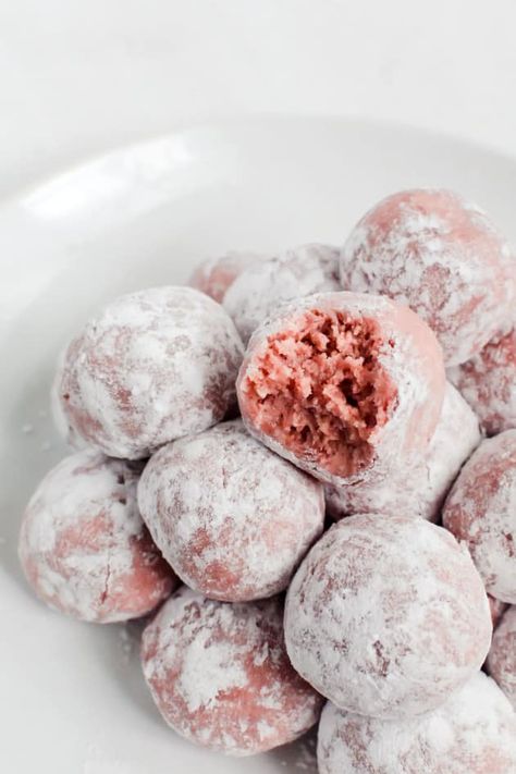 Chocolate Raspberry Truffles, Strawberry Truffles, Raspberry Truffles, Strawberry Truffle, Truffles Recipe, Strawberry Powder, Snowball Cookies, Freeze Dried Fruit, Strawberry Cookies