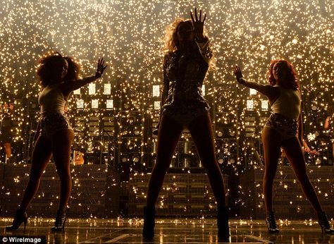 Talk to the hand: Beyonce set off a storm of fireworks on stage during her red hot show Madonna Daughter, Famous Lifestyle, Dream Music, Mrs Carter, Singing Career, Concert Stage, Beyoncé Giselle Knowles-carter, Concert Aesthetic, Beyonce Queen