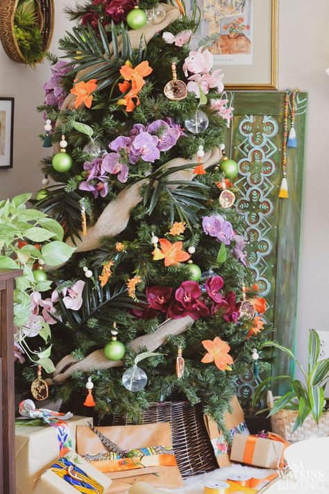 tropical bohemian Christmas tree style Bohemian Christmas Tree Ideas, Christmas Diy Tree Decor, Christmas Tree Inspiration Modern, Bohemian Christmas Tree, Hawaiian Christmas Tree, Tropical Christmas Decorations, Global Bohemian, Tropical Christmas Trees, Tassel Ornaments