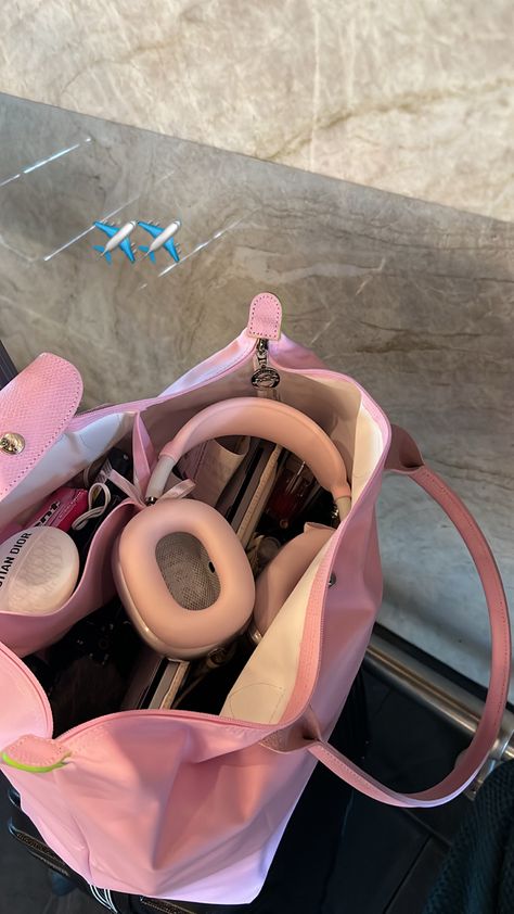 Tout Rose, School Bag Essentials, Inside My Bag, Longchamp Bag, Pink Lifestyle, Purse Essentials, Handbag Essentials, Pink Life, What In My Bag