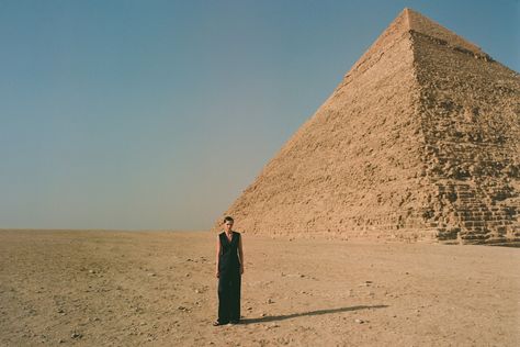 Pyramid Photography, Cairo Photography, Egypt Photos, Conceptual Photo, Outfit For Travel, Desert Fashion, Egyptian Queen, Surfing Photography, Egypt Travel