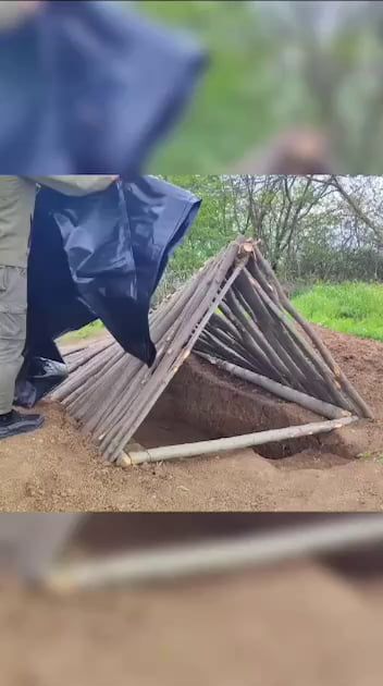 Great; when it rains you get to wake up in a bathtub Wilderness Survival Shelter, Off Grid Survival, Bushcraft Shelter, Survival Skills Life Hacks, Survival Life Hacks, Bushcraft Camping, Survival Shelter, Survival Techniques, Prepper Survival